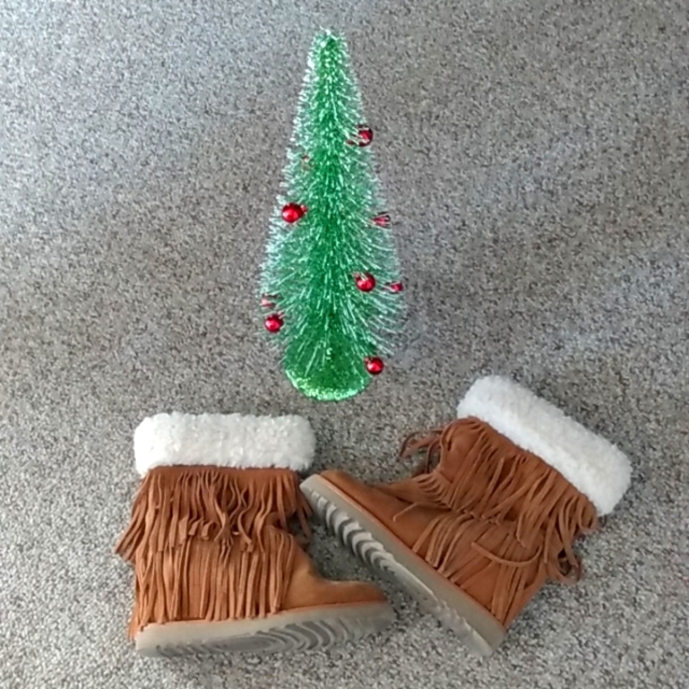 Women's Fringe wedge boots. Size 8 like new⛄ Madden Girl